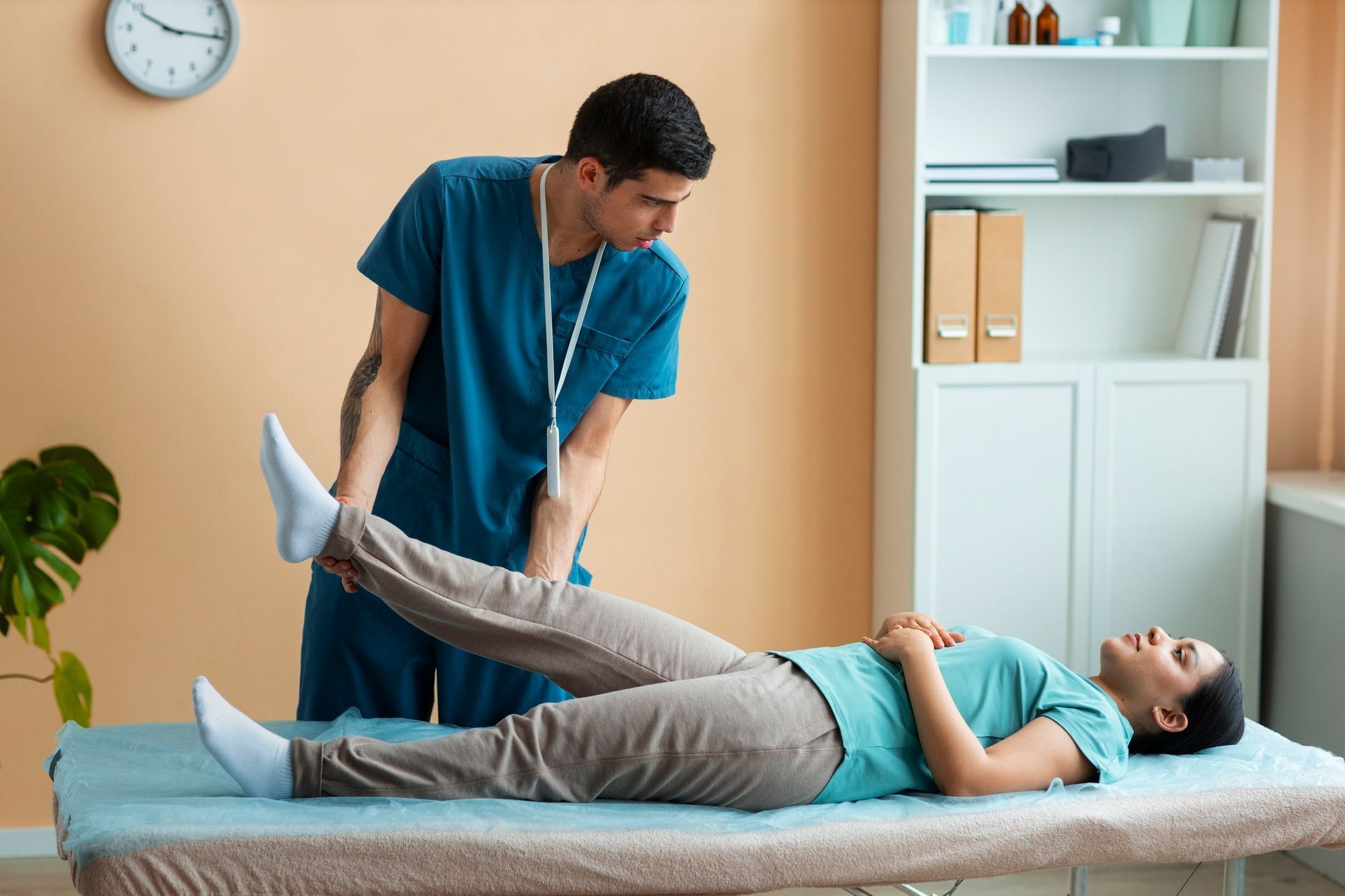 cartão de visita digilta para clínica de fisioterapia, homem fisoterapeuta ajudando paciente com rehabilitação